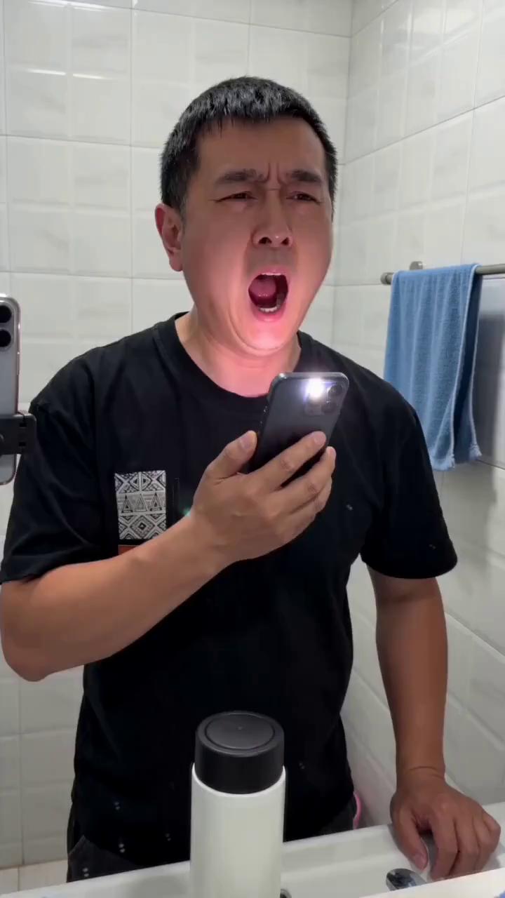 带货六小时全靠吼。以前润喉糖不离手，现在保温杯里全是它。你看这拉丝，这才是五年生