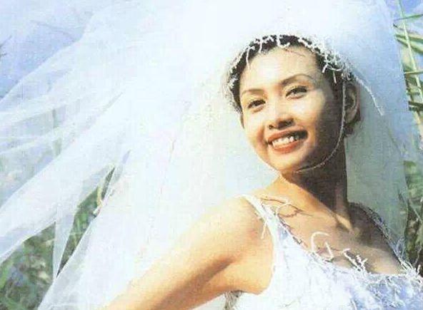 1997年，邱淑贞和王晶分手，转身嫁给了身家百亿的富豪沈嘉伟，结婚前，有人嘲讽沈