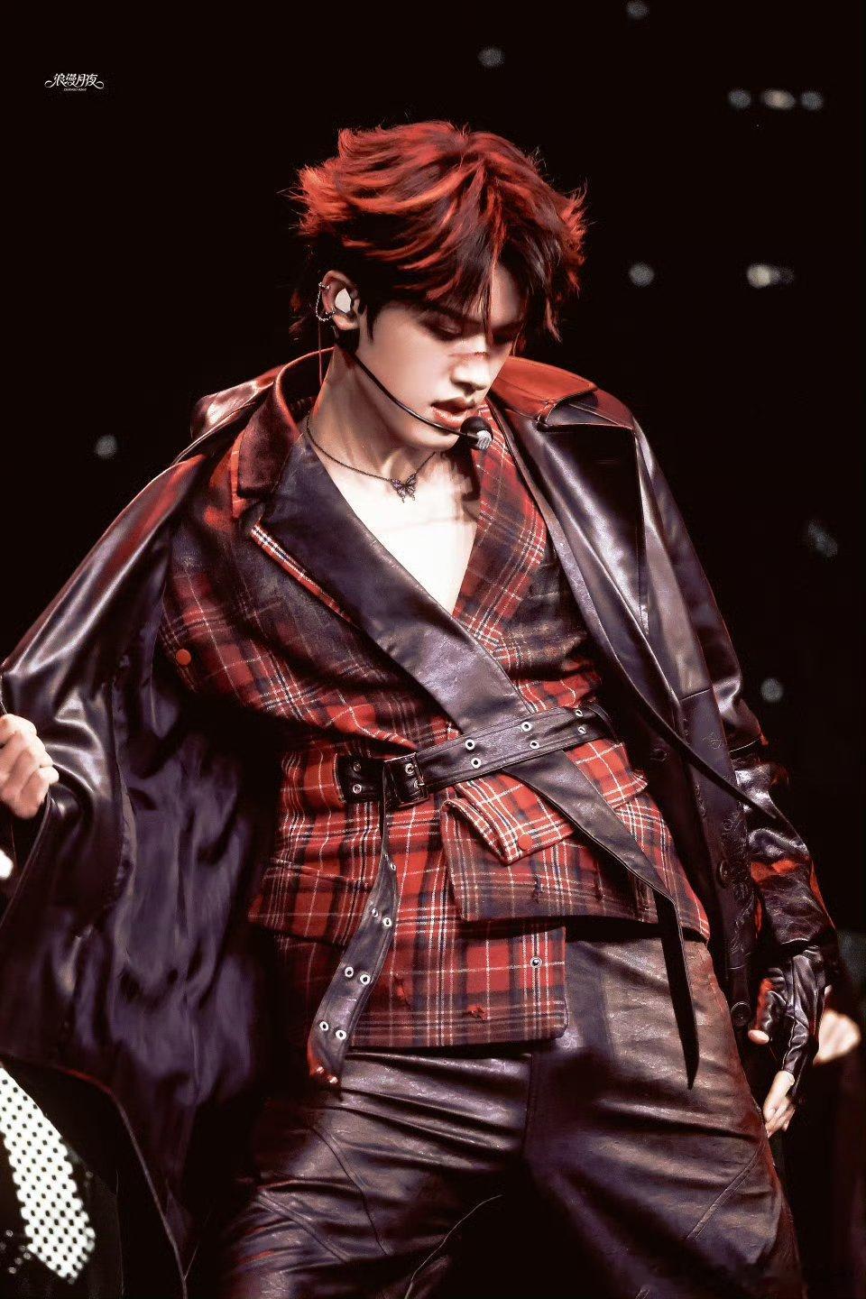 荣耀之战热心市民张极荣耀之战舞台上张极也太热心了吧，忙着给伙伴牵线互动，妥妥舞台