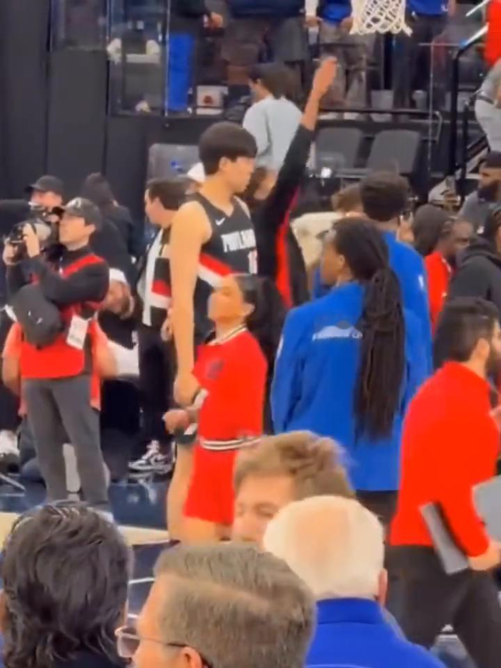 杨瀚森尴尬一幕。
毕竟是新人，小杨可以主动去握手的，还得是自己人。