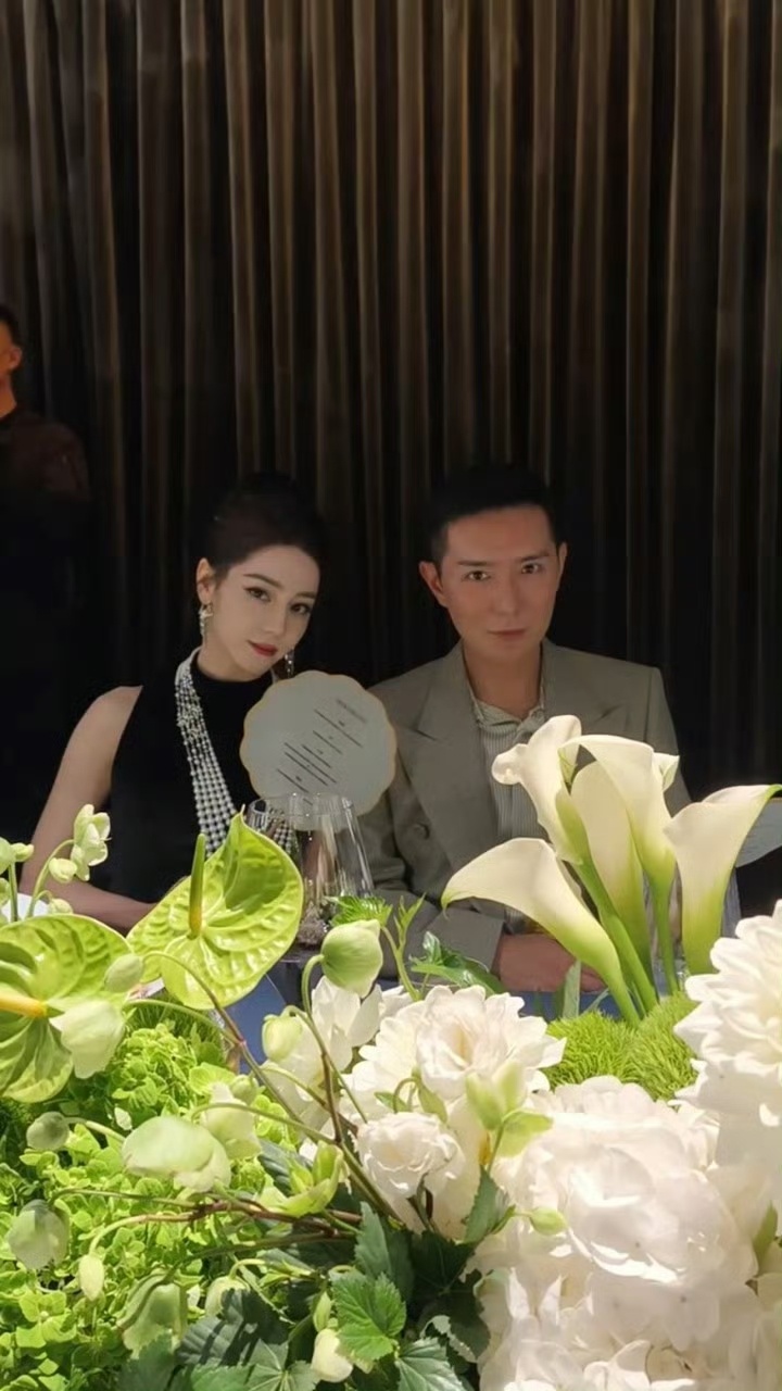 宋威龙 热巴姐你好像提前放扇子了宋威龙顶着立体冷峻的长相，开口却是标志性的“辣条