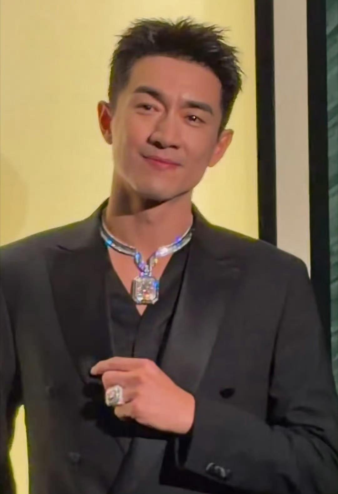 林更新今天参加宝诗龙活动，好大好闪的珠宝！！！ ​​​