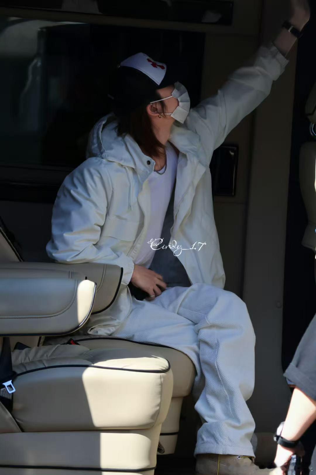 徐明浩全白机场look ​​​今日份走机场的小八～全白look好帅！ ​​​