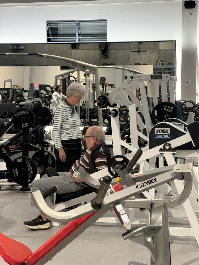 这一幕还是挺感慨的。。。一方面，我觉得这个健身房能同意老年人进来，很大胆。但是从