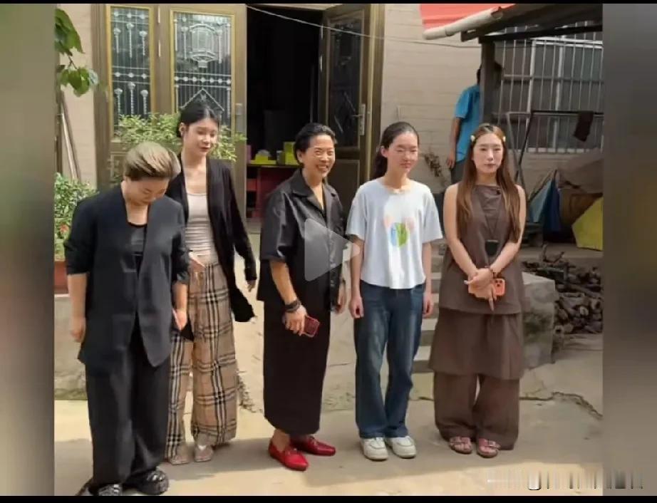真是富有深山有远亲哪，平顶山的高考女考生韩亚萍，一朝得名，家门若市，亲戚忽然也多