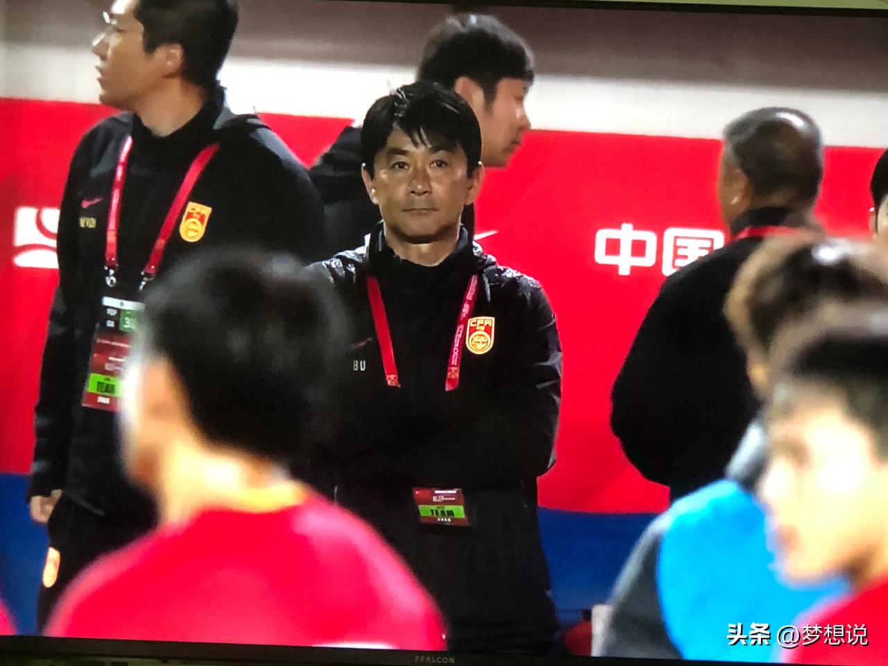 全场比赛结束，最终中国队和越南队握手言和，2：0领先到被越南队扳平，细节决定成败