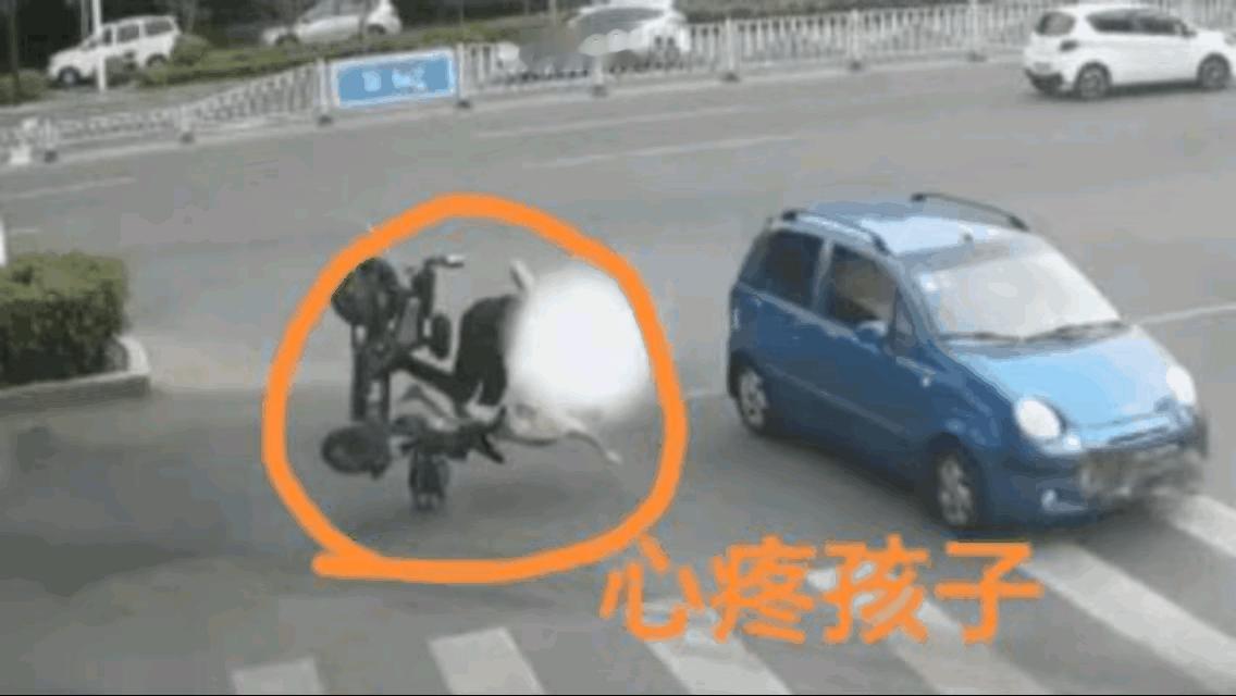 骑个电车，都能骑出这风景来！这得骑多快啊，一个前滚翻，看着就疼，主要是心疼孩子，