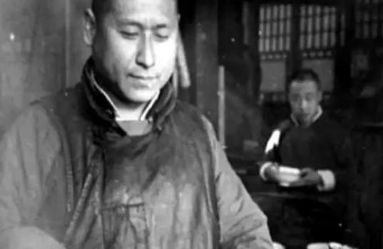 1949年，代号“608”的地下党，因唯一的交通员病逝，和党组织失联，这时，他想