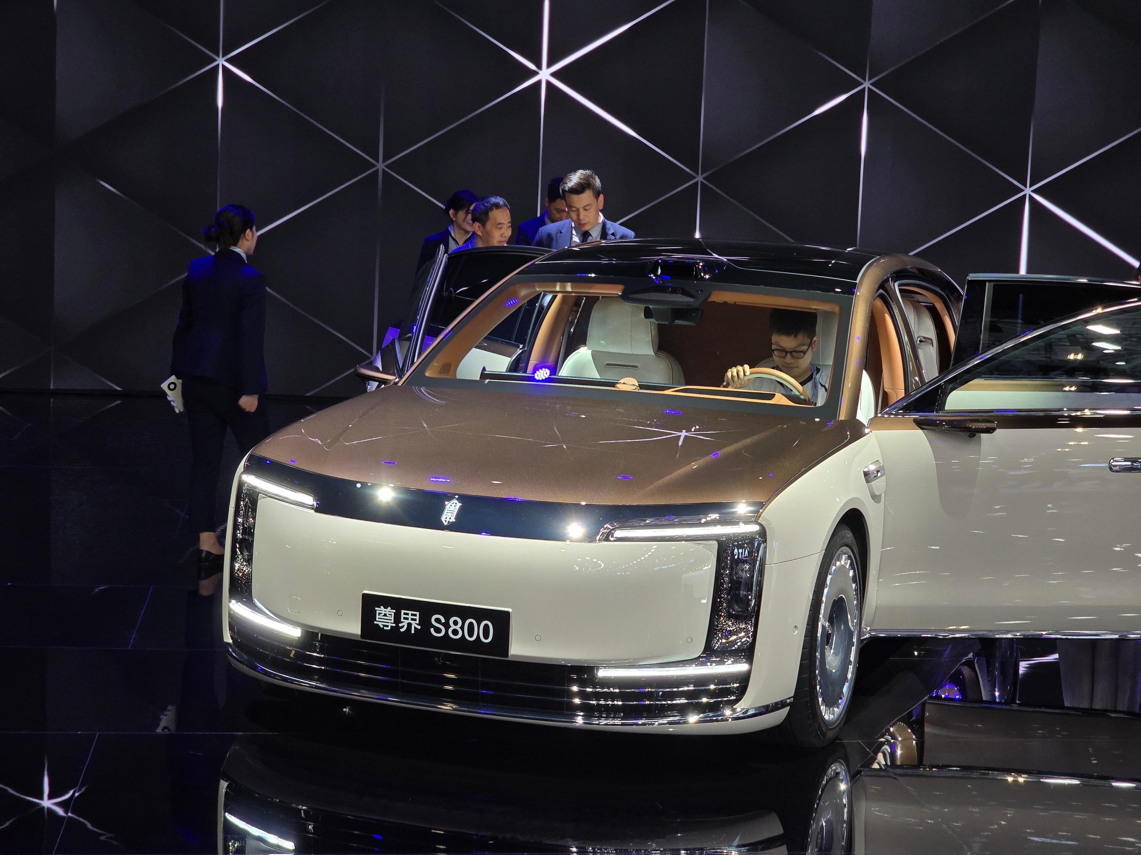 尊界S800的最新售价70.8万-101.8万，相比此前预售的价格可以说砍了个对