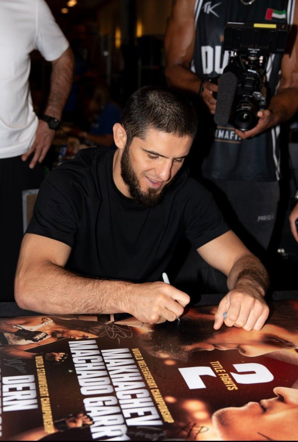 UFC330签名海报进行中🔥两场冠军赛选手看上去心情大好格斗