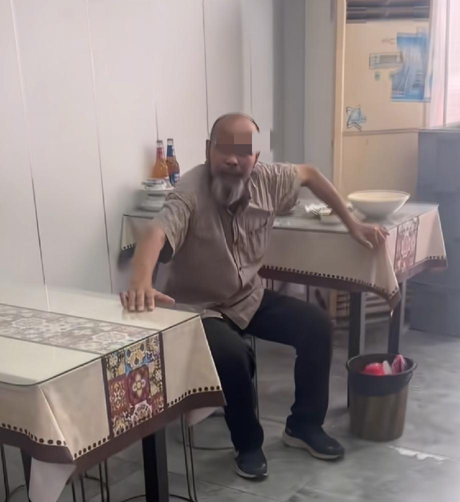 “拿这样的老人真的没有办法了吗？”江苏，一小饭馆老板被一个大爷搞破防了！大爷进店