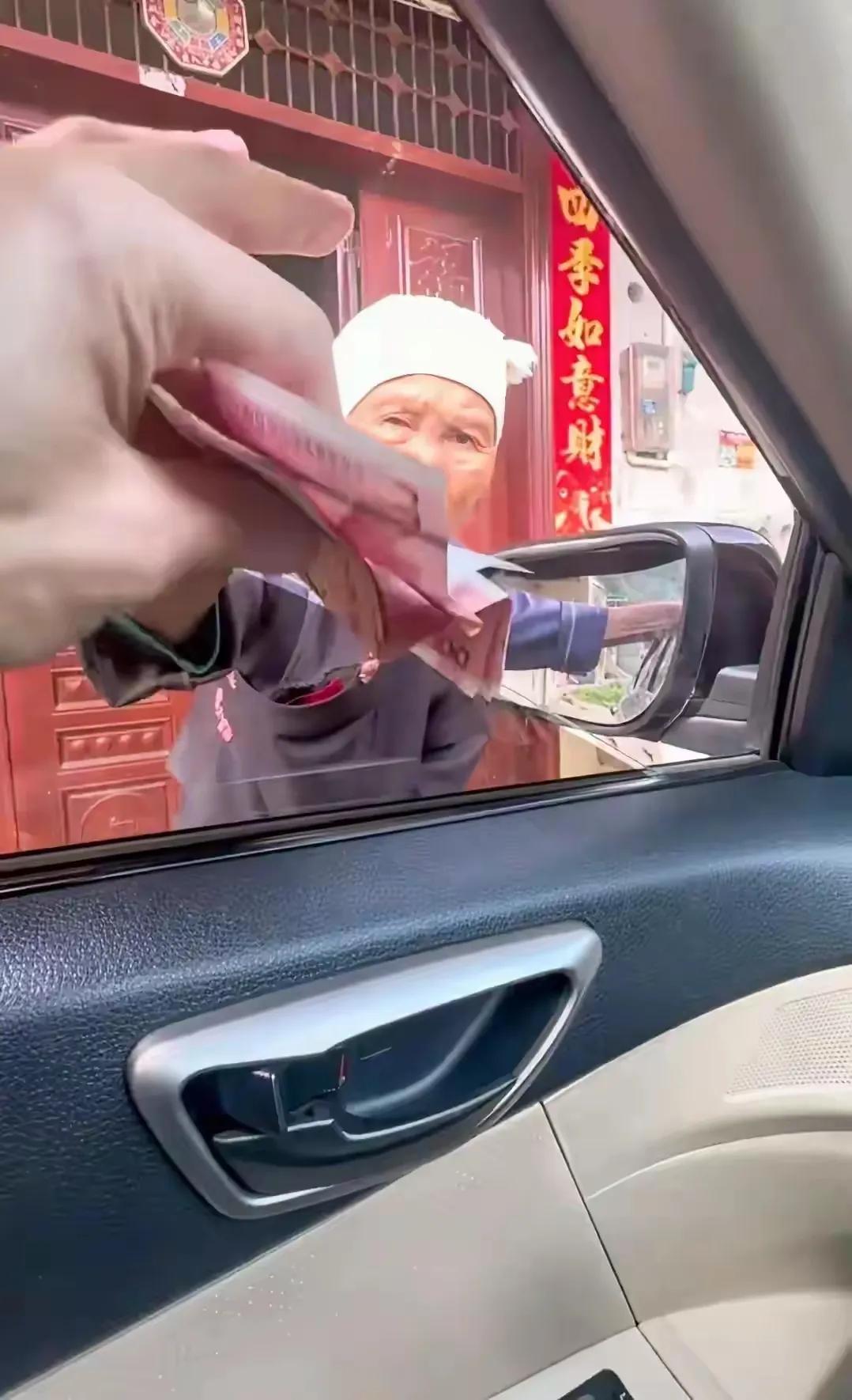 在外地工作的男子回来住了几天，刚刚坐进车内正准备出门时，突然间看见奶奶把手伸入车