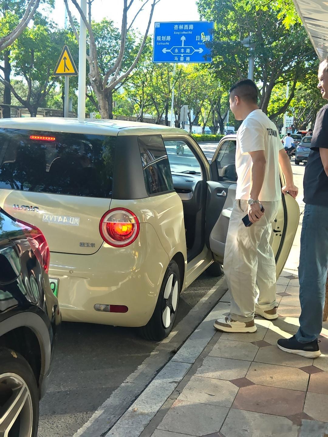 送这台糯玉米出来岛外给同行客户看车这种小车城市通勤真的是贼方便小地方随便塞磕磕碰