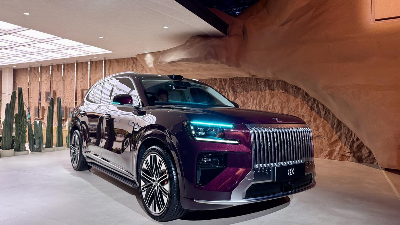 极氪8X我在店里看过
看到内饰的做工还有氛围
都觉得年轻又高级
来到今晚发布会现