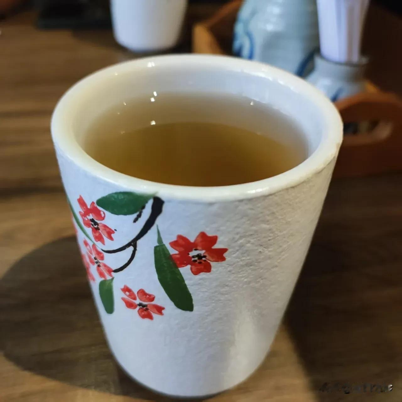 老了出去挣钱就是丢脸，老家的一个邻居大妈，参加了村里的腰鼓队。
大妈六十多，在队