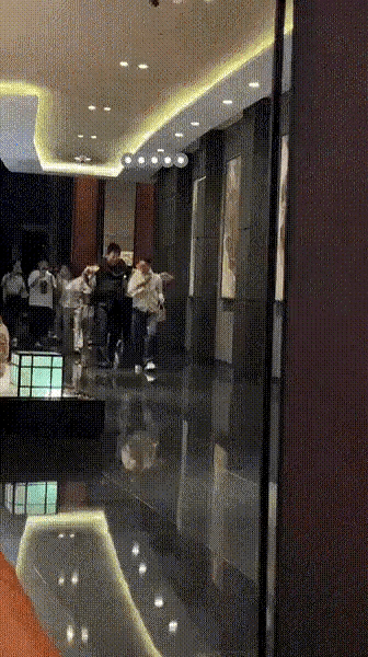 那英这一下摔的真不轻！那英又上热搜了，这次不是因为唱歌，而是因为她又摔跤了。有网