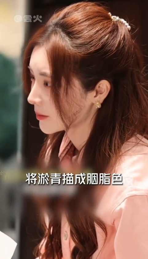 戴燕妮就这么被扔进美强惨赛道 拍落水戏反复被扔进冰水里，青你A班镜头被剪到只剩背