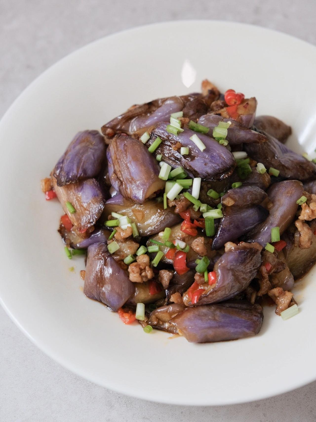 顺时而食，应季菜单，肉末茄子

一到夏季菜市场的茄子就多起来了，小时侯家里只吃线