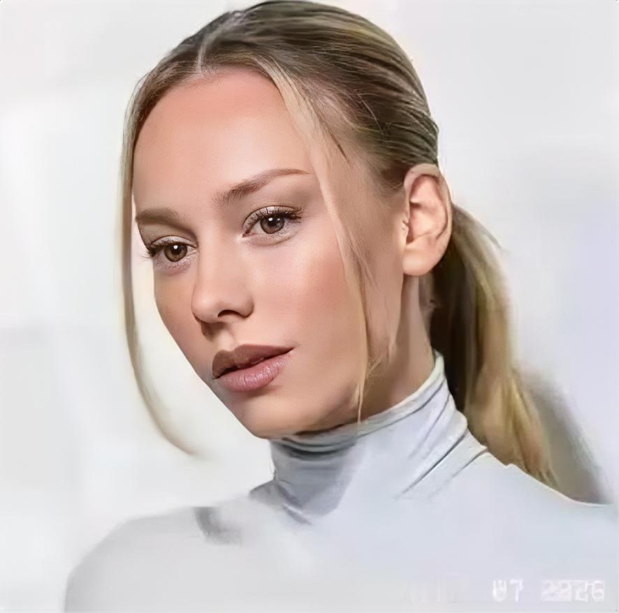 法国足球巨星姆巴佩官宣恋情，晒女友背影照：有你在的每一天，都是晴天，女方系西班牙