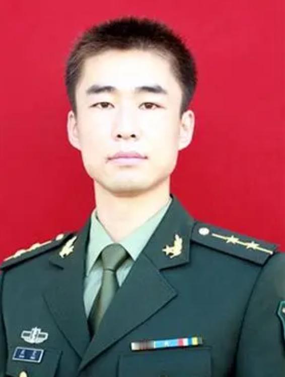 2012年，二炮军官请假未归，上级打电话询问，3岁女儿接电话：爸爸救人淹死了……