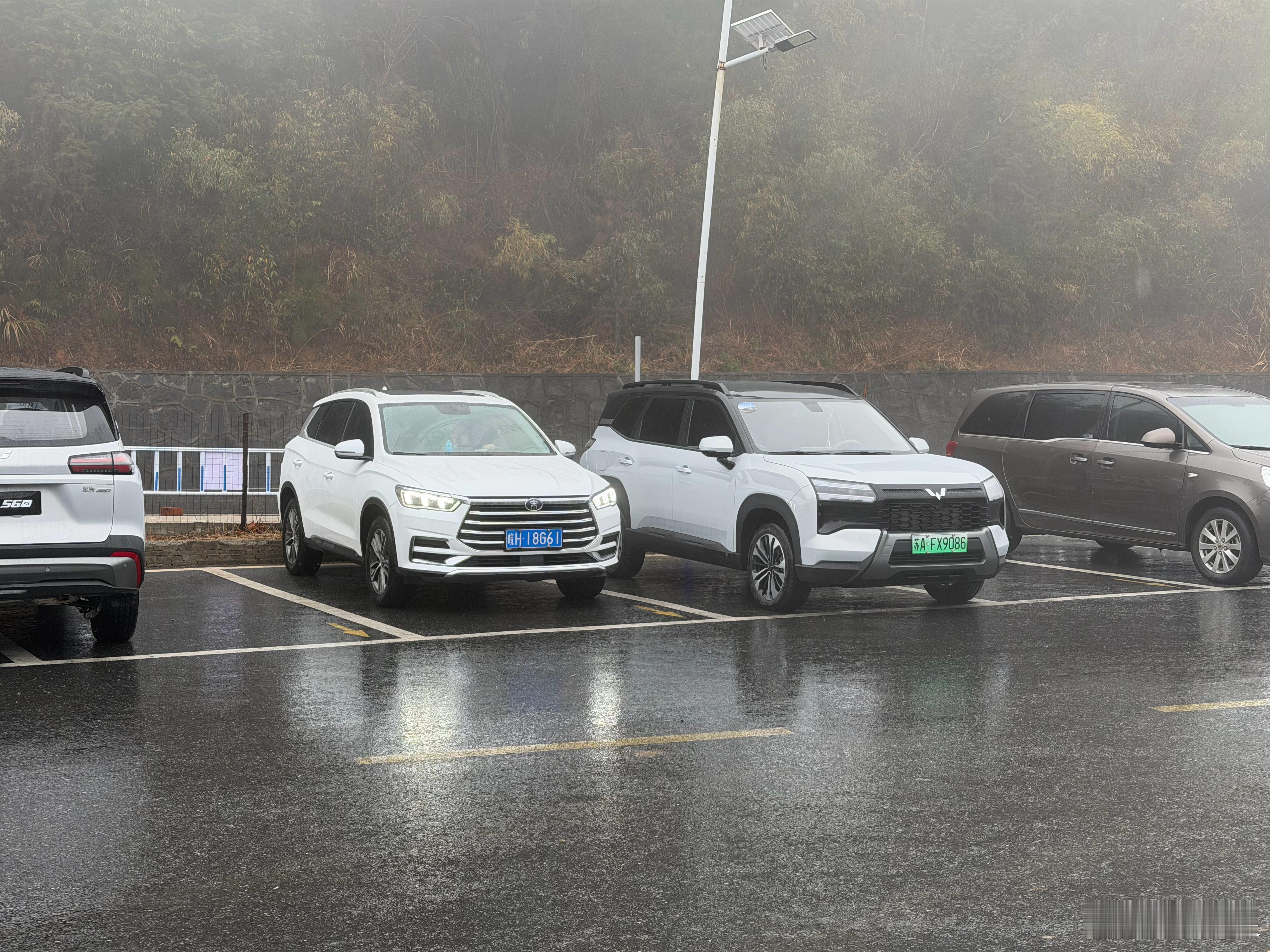 太惊人了，星光560这个车有多大：这个角度和宋停在一块显得宋和小孩似的。宋也不是