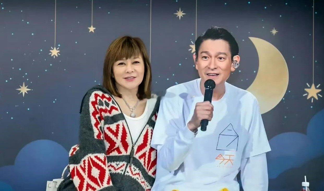 关之琳去看刘德华演唱会了，男神女神同框感受到岁月的流逝，想当年他俩多火啊，如今已