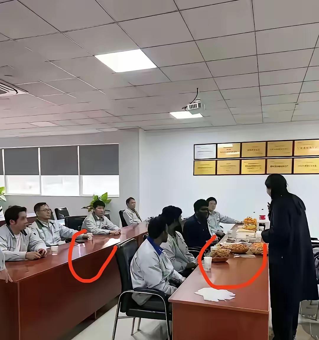 苏州这家台资企业太不地道了，看看印度员工桌子上摆满了各种食品，而国内员工的桌子上