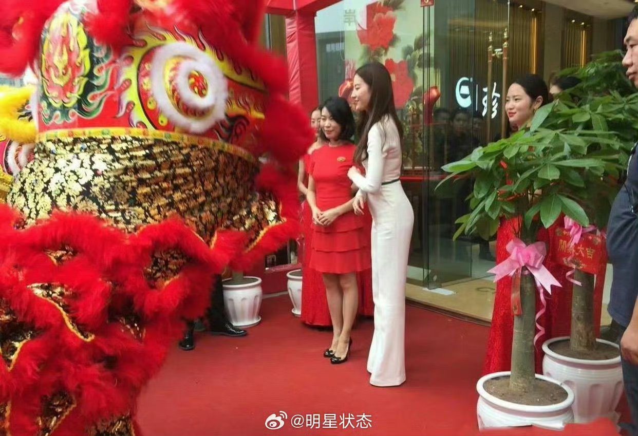 刘亦菲竟然出现在小县城某商城，腰臀好顶啊[笑而不语] ​​​