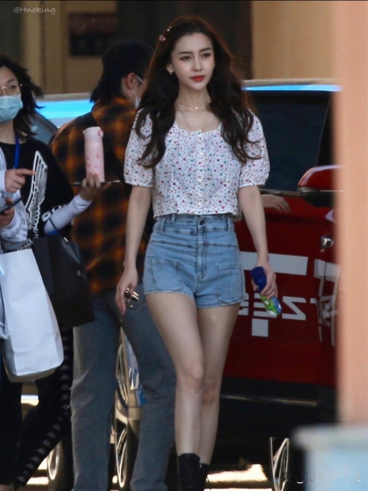 Angelababy当妈妈了还这么有少女感 太让人羡慕了 