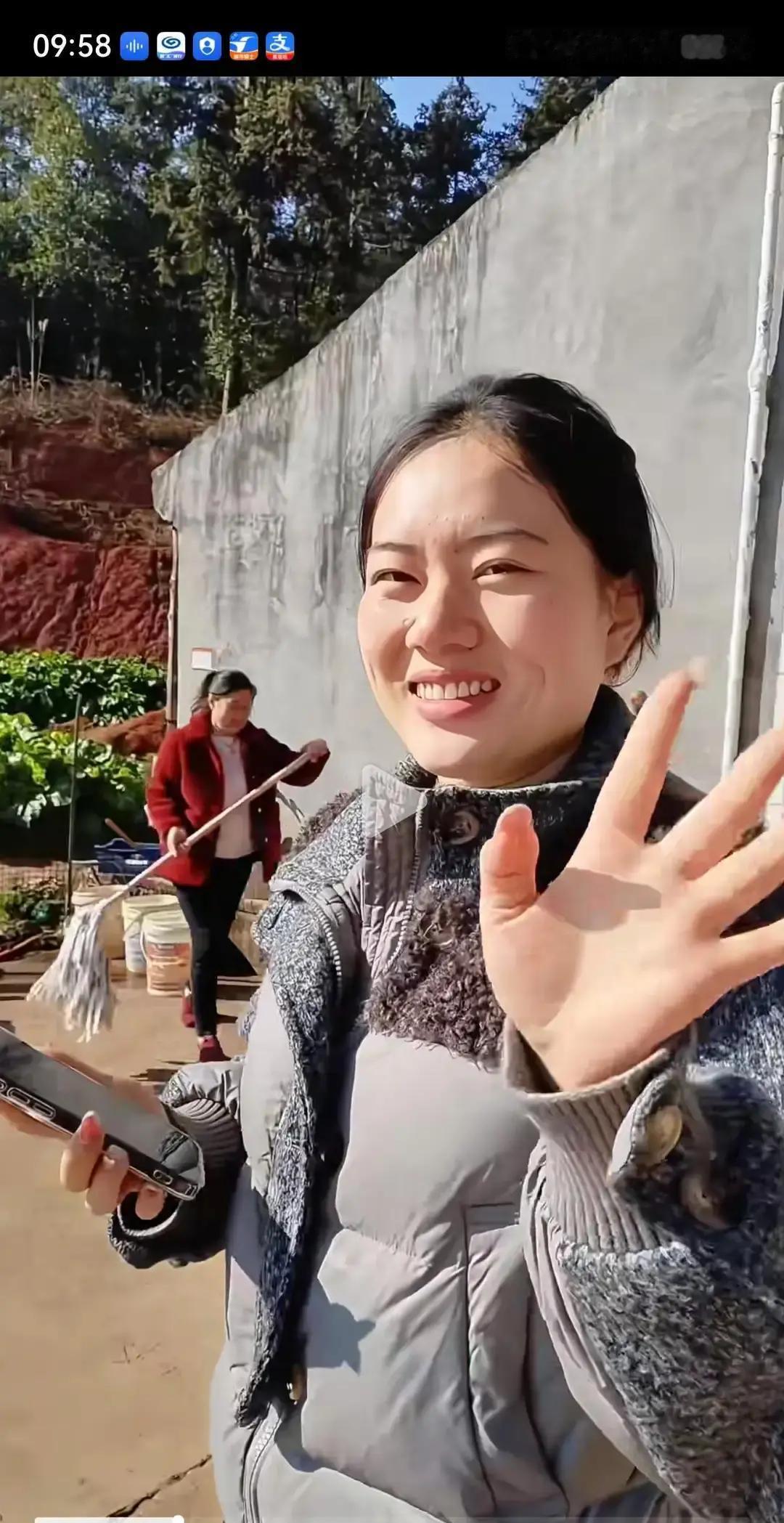 刷到灿灿第100次带周爷爷体检那条视频，她蹲在地上给老人穿袜子，医生在旁边一句句