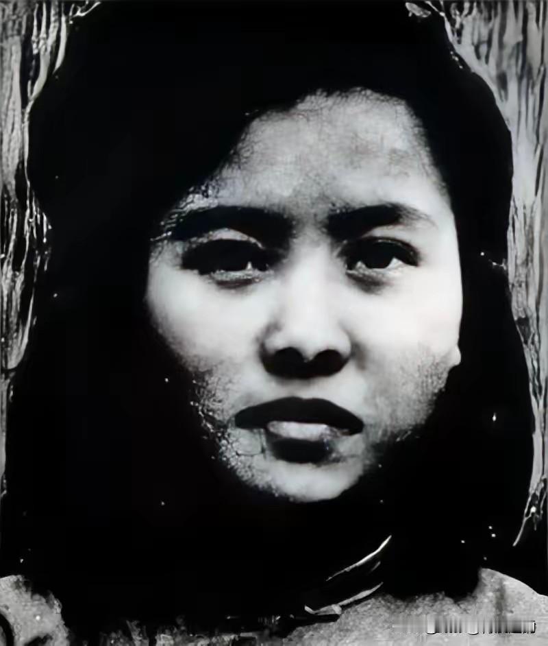 1949年，女教师朱世君被军统特务抓捕，在押送往渣滓洞的途中，押送人员李朝成认出