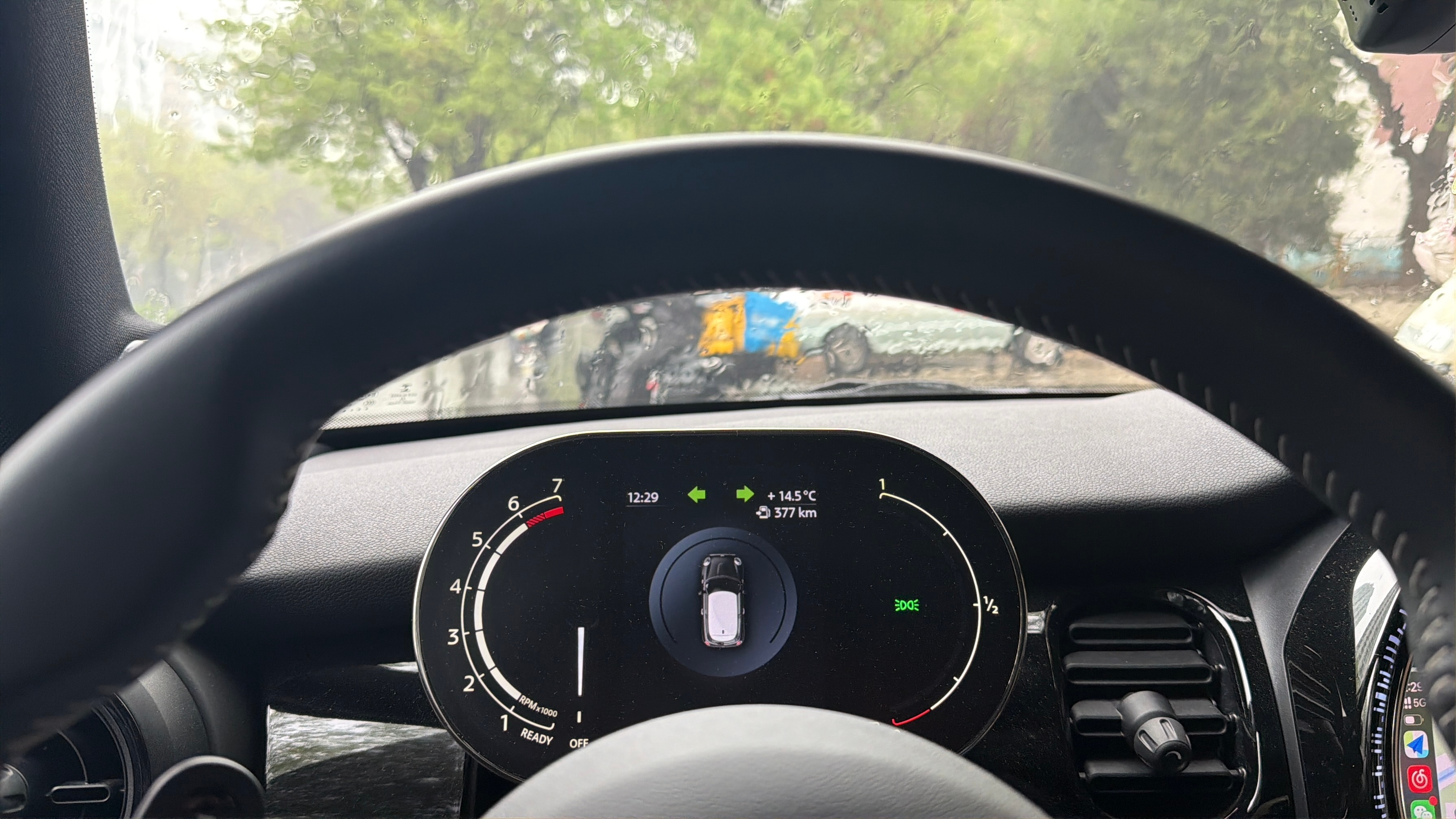 取个车拍辅助驾驶，大雨天测试，看看谁这么倒霉