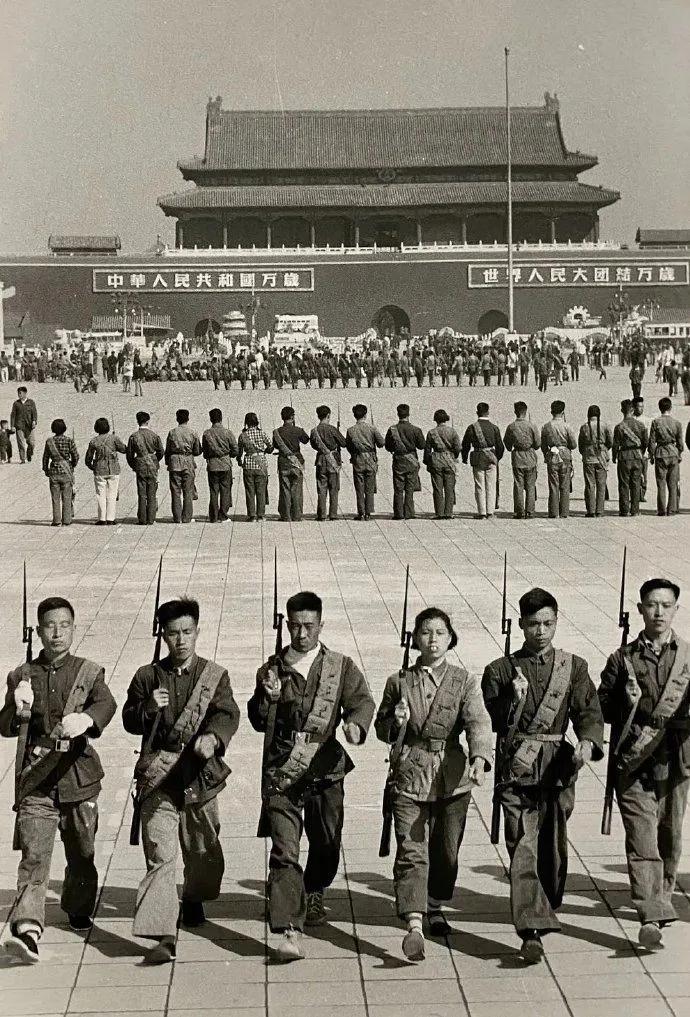 1958年，民兵操练。