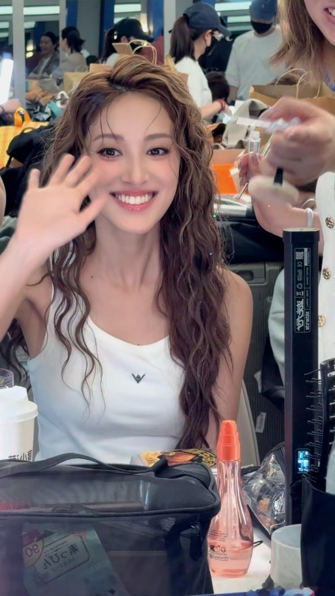 陈凯琳擂辣椒梦女 陈凯琳港姐爱上长沙美食眼里藏着对美食的欢喜，凯琳姐姐晒图的样子