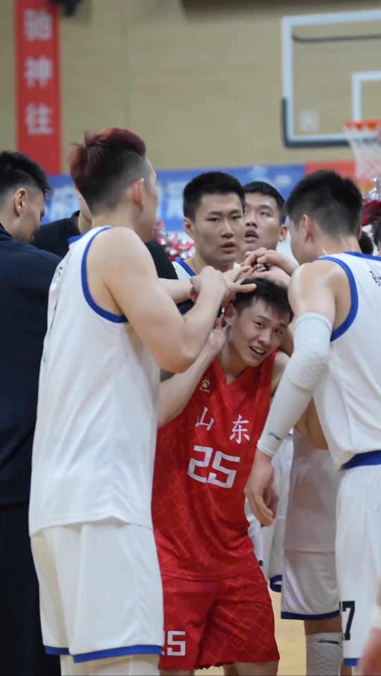 哈哈哈哈🤣 今天辽宁队与山东队的全运会 热身赛后，全队把王岚嵚叫了过来，按着他