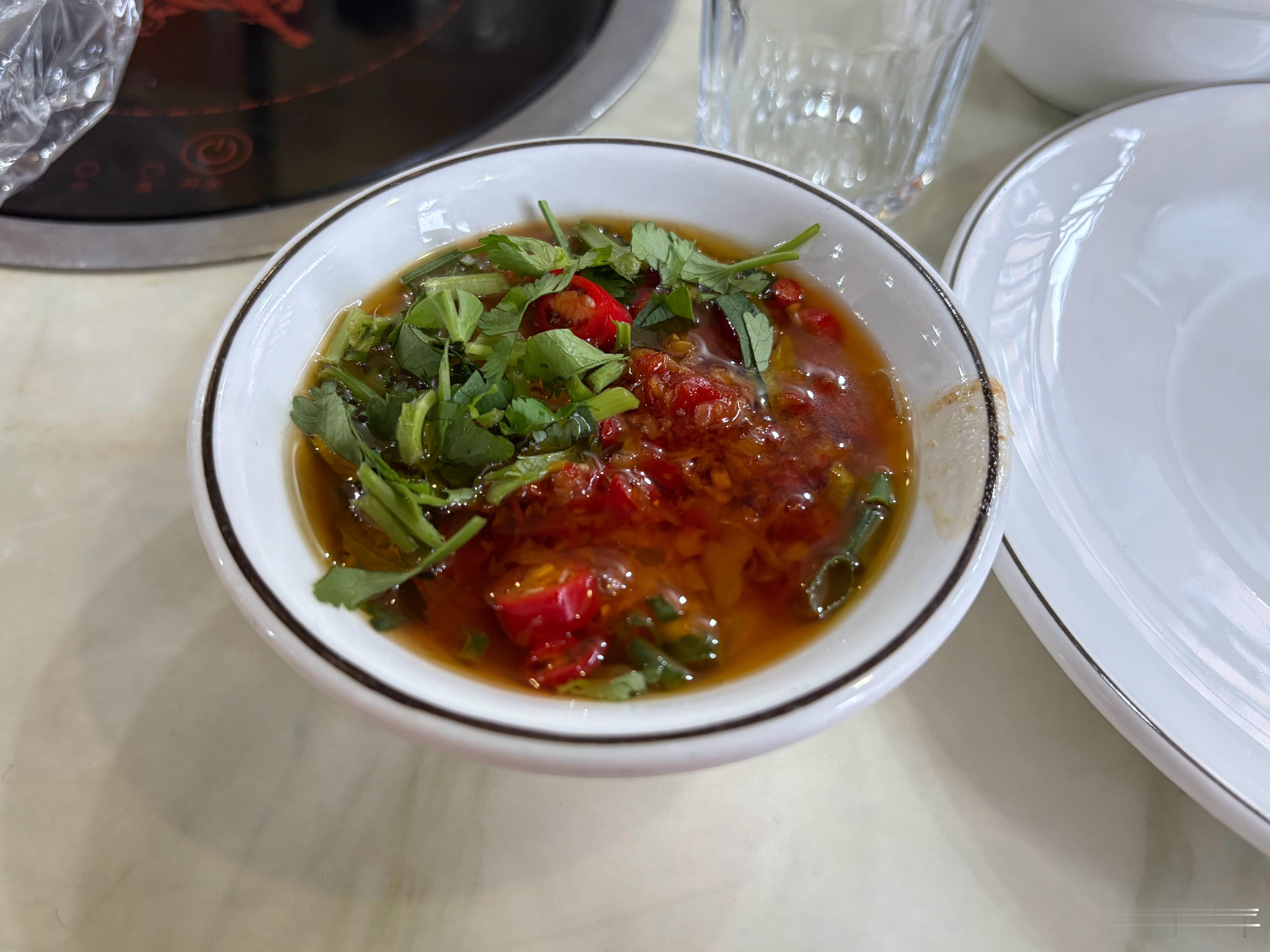 今天吃潮汕牛肉火锅，也不知道这个蘸料调的对不对，就这样吧。