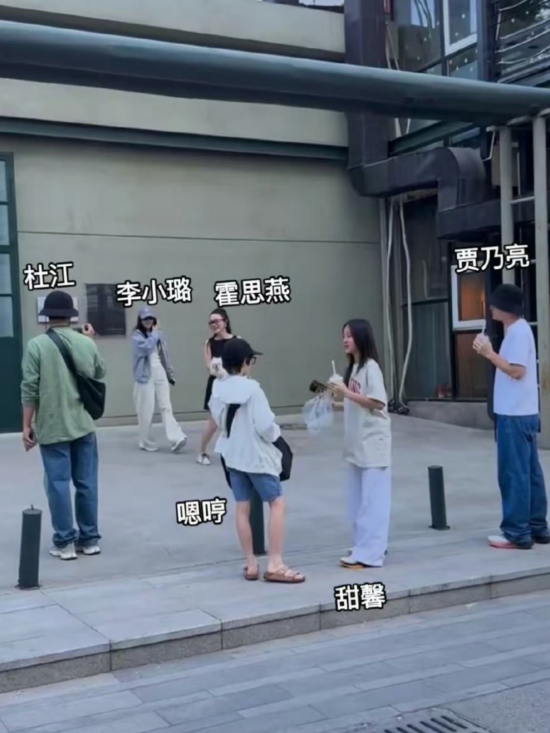 霍思燕一家与贾乃亮一家出游 贾乃亮和前任老婆李小璐带着女儿甜馨，与杜江霍思燕嗯哼