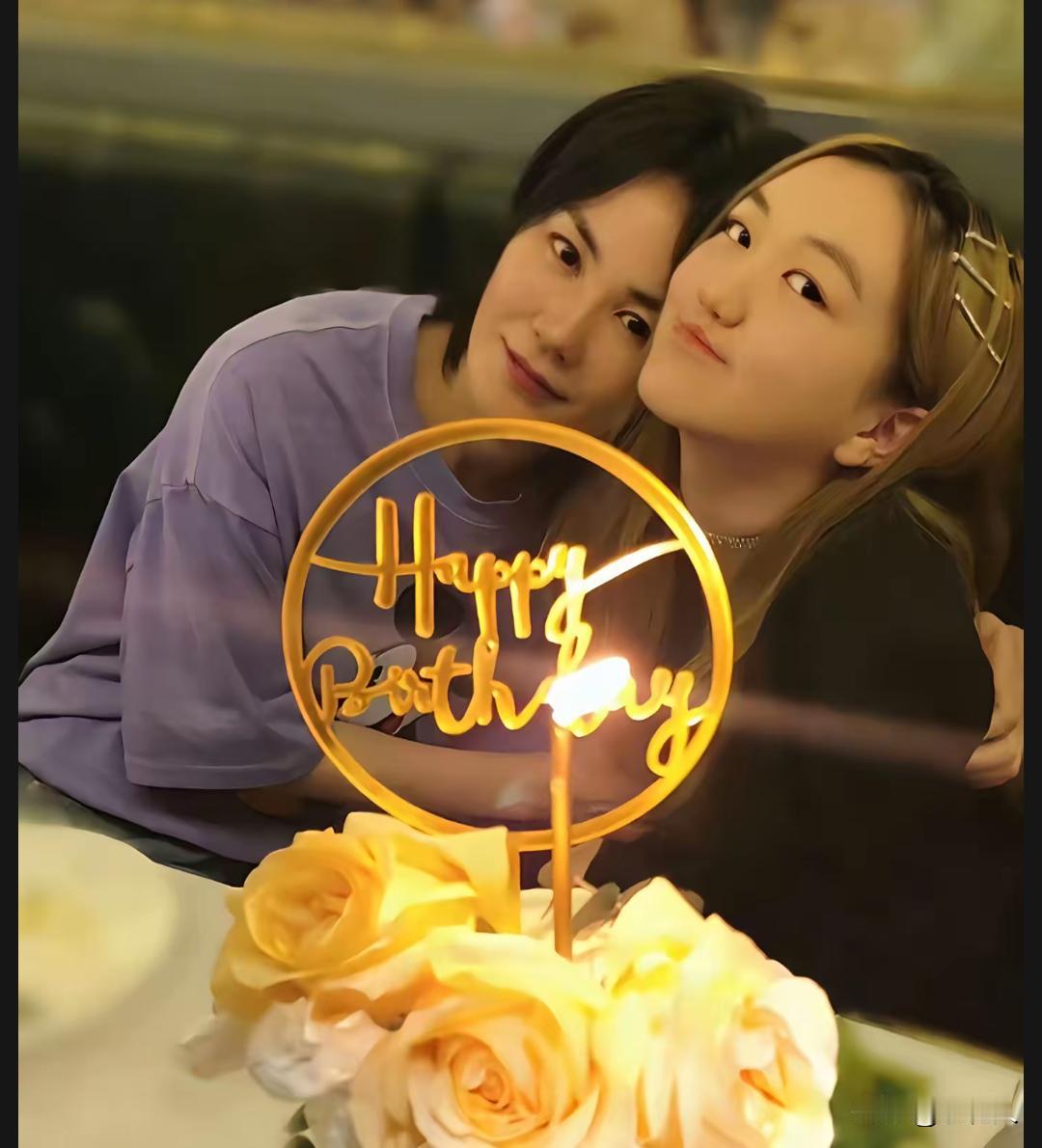 王菲给女儿过18岁生日时，留下的一张温馨的合影。母女两人贴脸，看着感情 非常的深