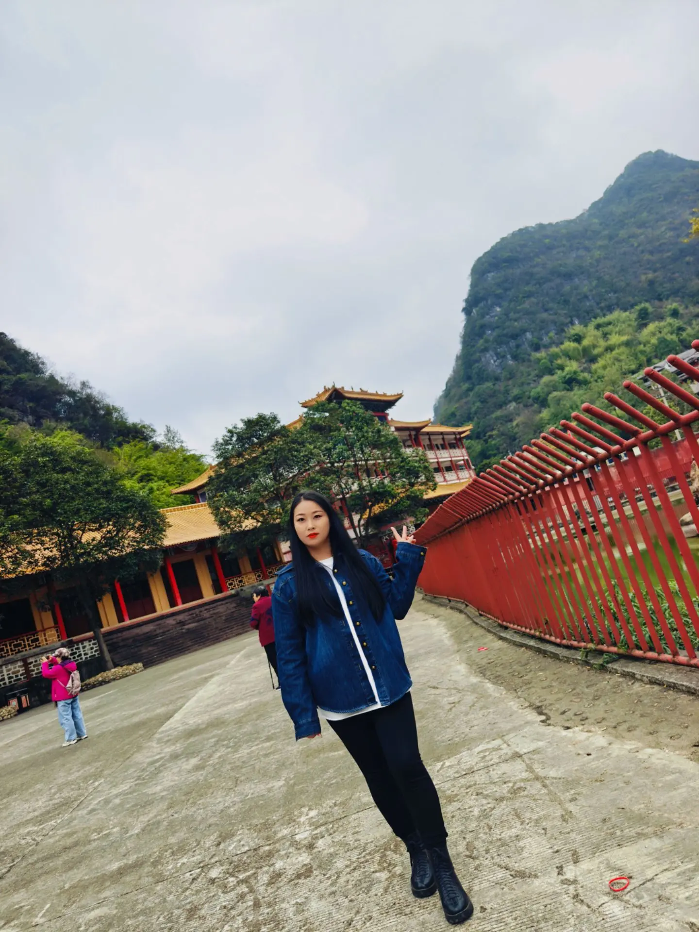后来才明白 20岁和30岁中间隔的不是十年 而是一生.”20岁满眼青春...