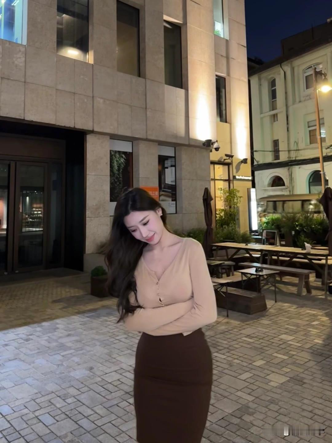 夜色如墨，浓稠得化不开，将整个世界都包裹在静谧里。佳人倚栏，那身影在这墨色中显得