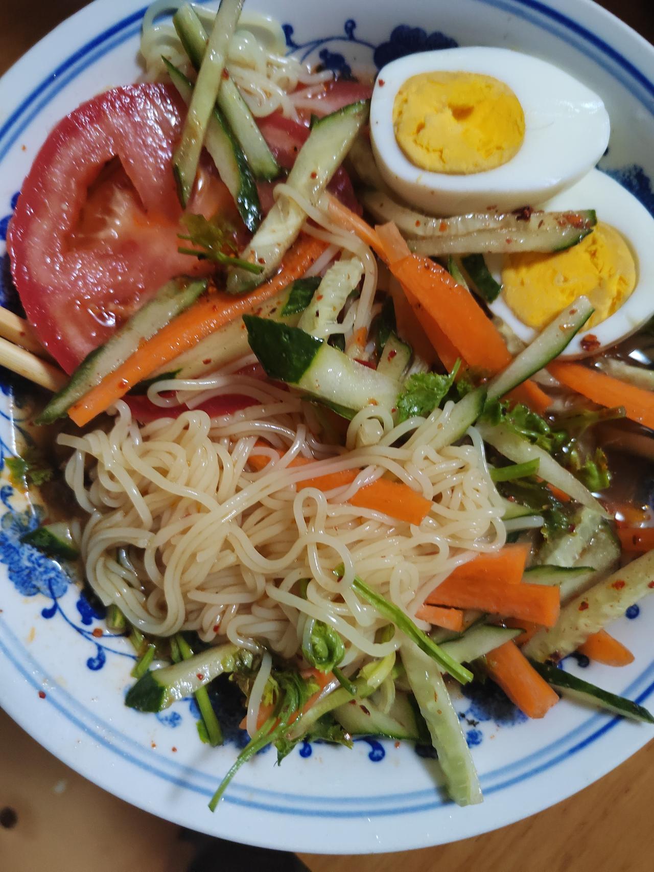 今天就跟大家分享一下自己做的一碗大冷面，哈哈，酸辣甜爽甜酸冷面
