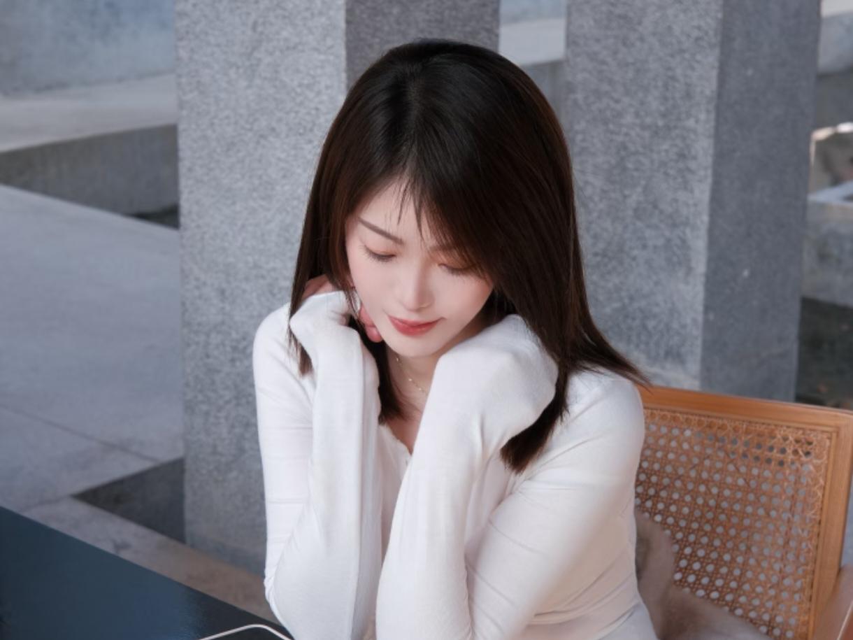 上联: 素衣闲倚石楹坐
✅求下联……………
 
现代诗词：《时光里的温柔定格》