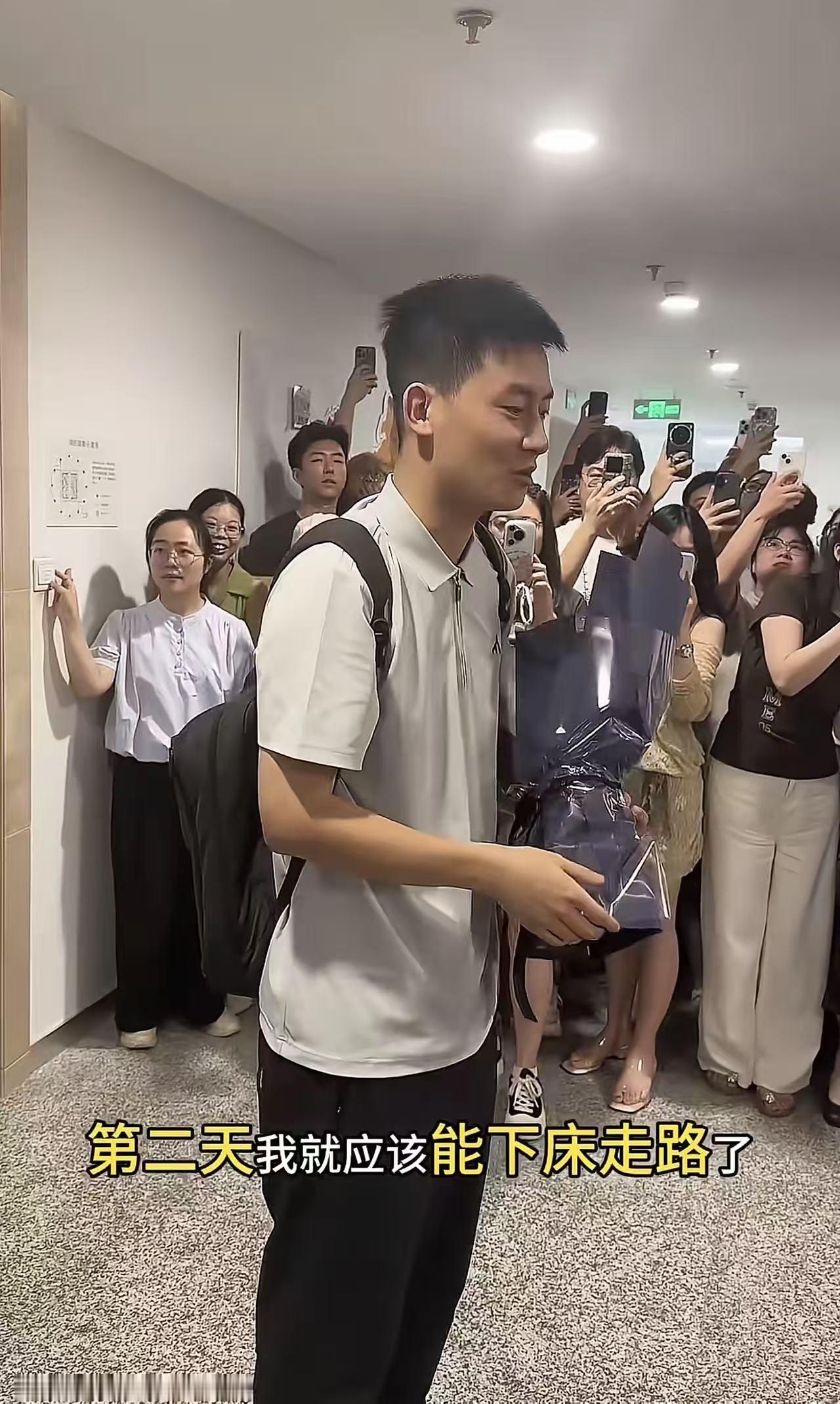 峰学蔚来的主心骨人物回归了！

8月13日，在峰学蔚来的公司大门围了很多人，都在