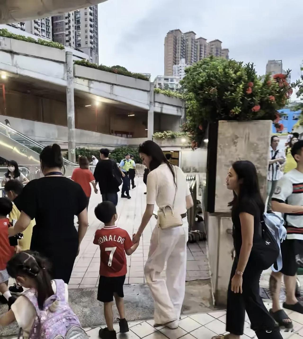 奚梦瑶近日带着5岁儿子，看C罗在香港的足球比赛，奚梦瑶身穿一袭白衣白裤 ，她的身