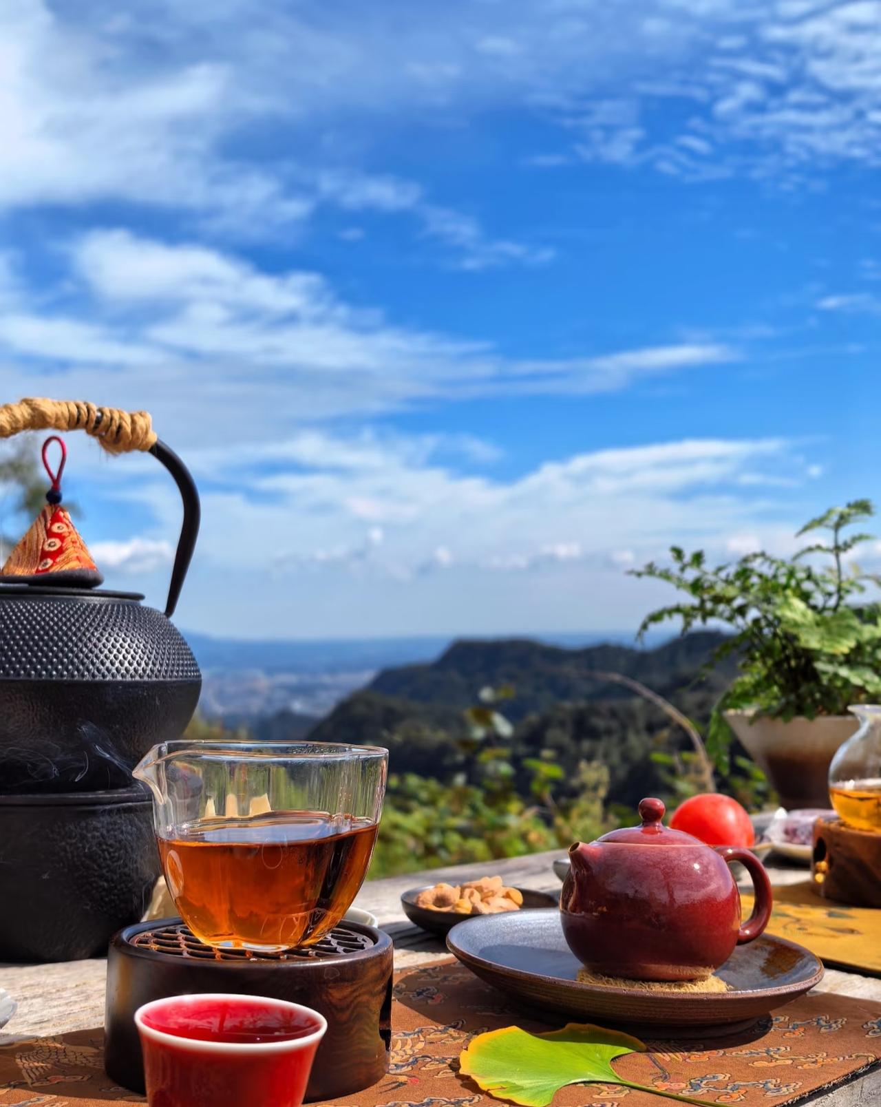 懂茶的人都知道，临走时愿意把茶喝干净的人，最是温柔体面。
老辈常说，一杯清茶，最