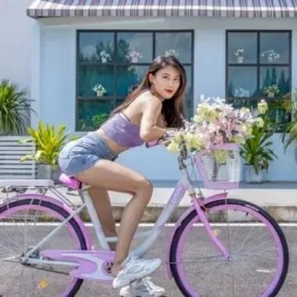年轻时，
喜欢身材苗条，
有骨感的女孩。
总觉得只有这类型的姑娘，
才充满青春活