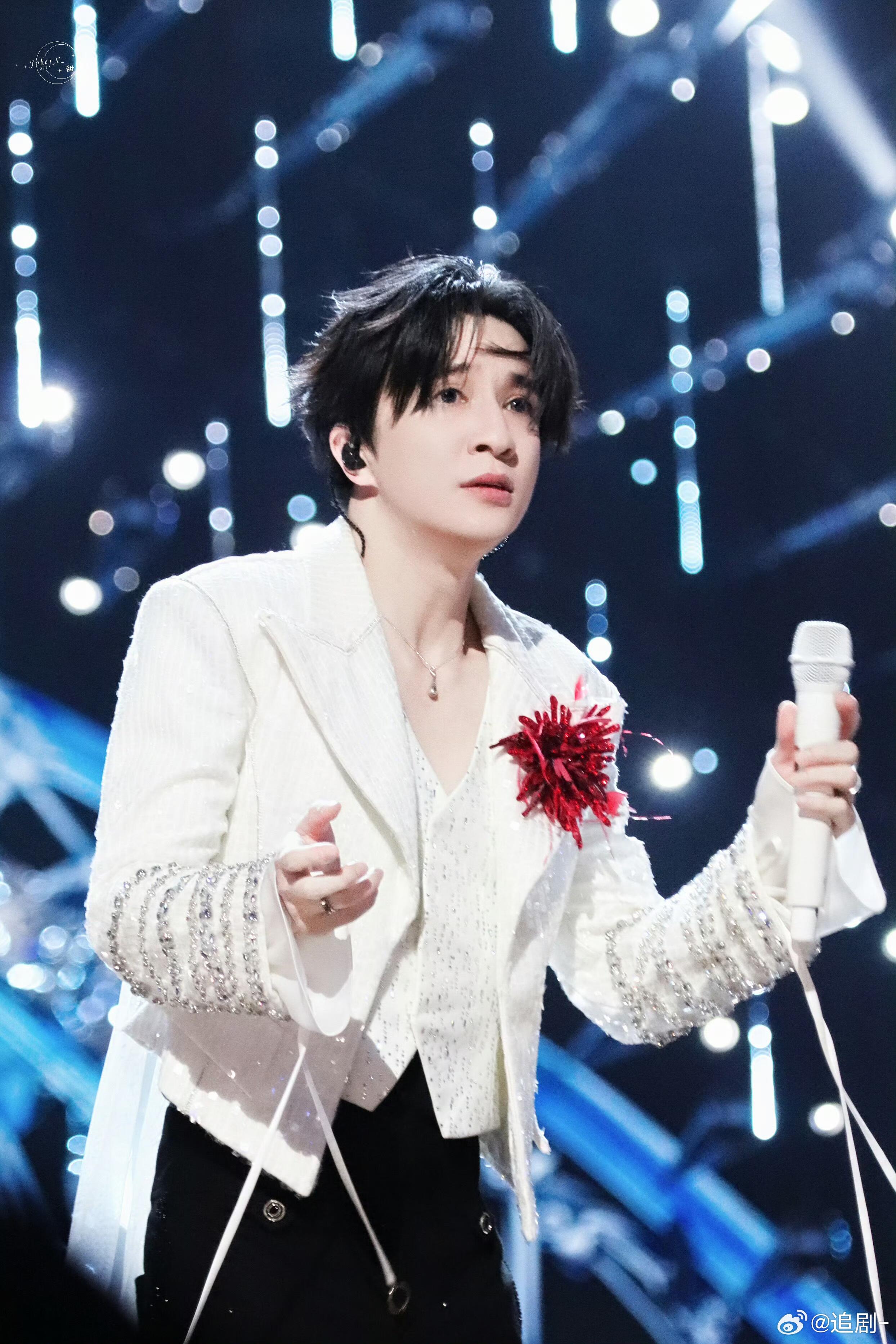 这下高低都能看到薛之谦演唱会了薛之谦这是要把演唱会开成摩天轮啊！坐在最后一排都得