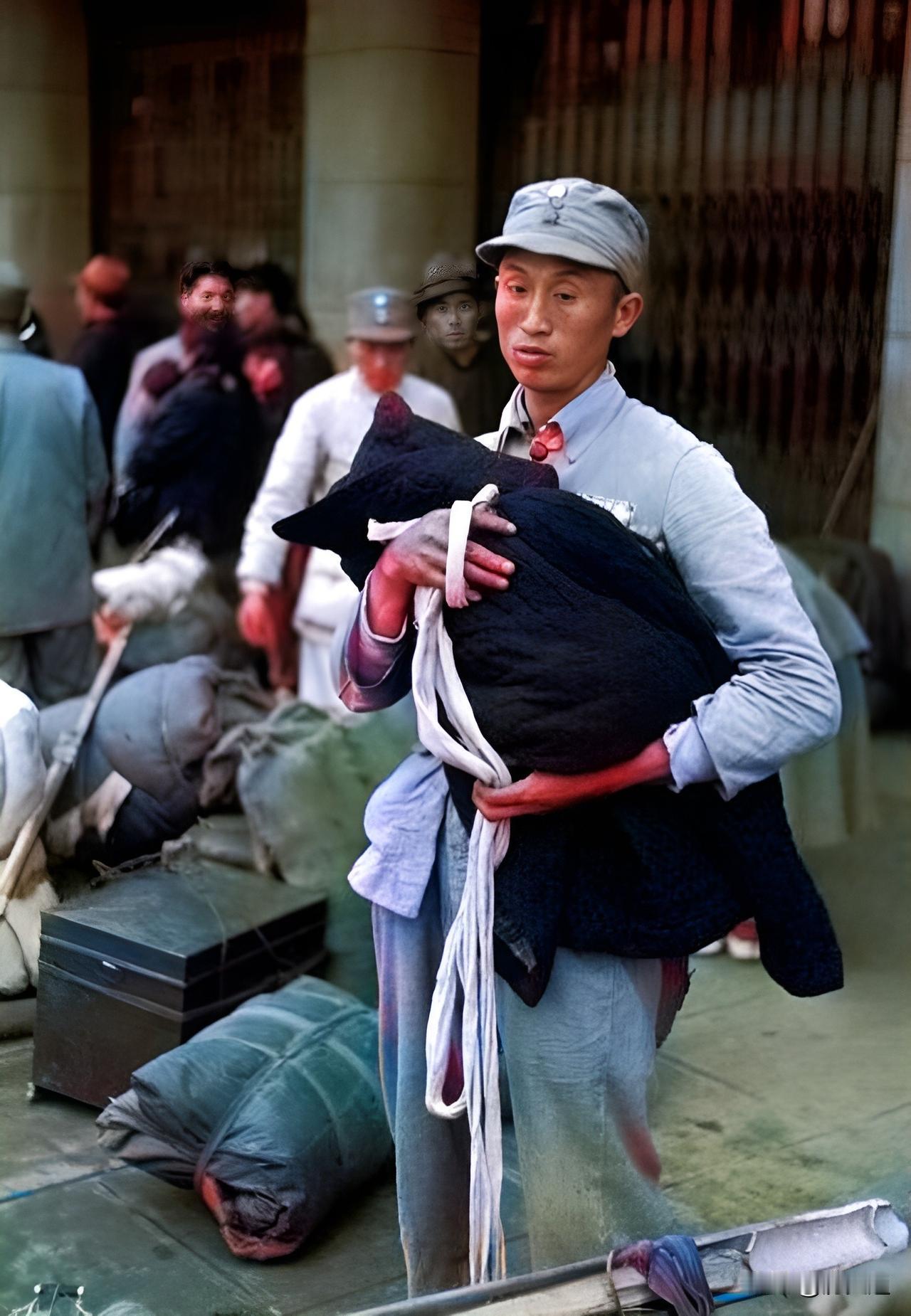 1949年，国军大势已去，军官与士兵们都人心惶惶。国军部队中只要排以上的军官就可