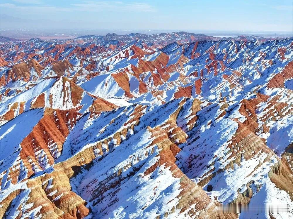 【甘肃张掖：雪景丹霞】哇！雪后的张掖七彩丹霞景区，在阳光照耀下色彩鲜艳，更加美丽
