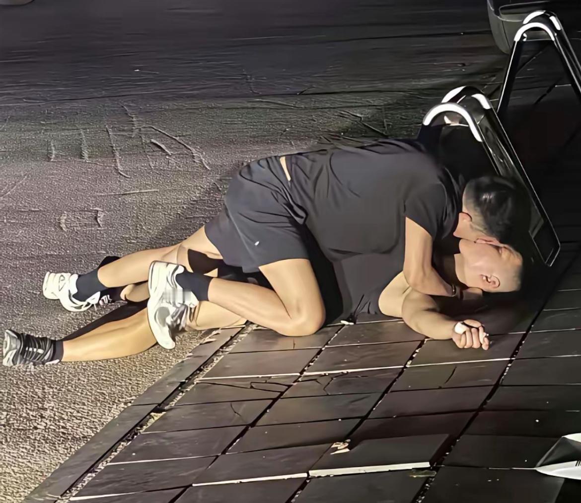 喝多了能有多离谱？烧烤店门口这幕直接看呆路人！俩大哥勾肩搭背摇摇晃晃出门，前一秒